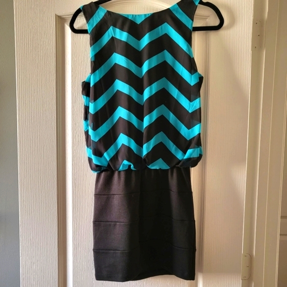 Trixxi Chevron Print Mini Dress Size Small - Picture 2 of 5